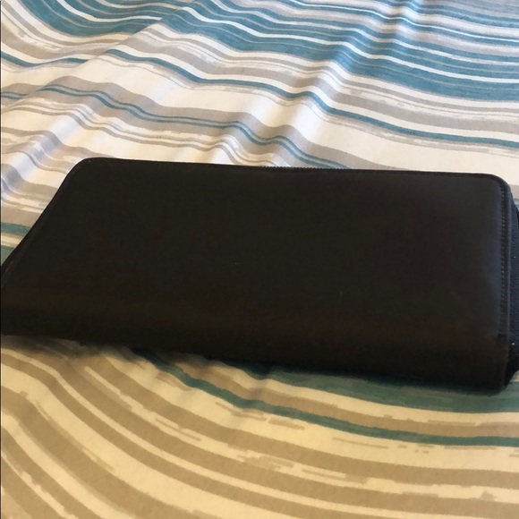 Guess wallet❄️3-15 - Picture 2 of 3